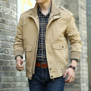 Veste militaire kaki pour homme avec col montant et poches fonctionnelles en style outdoor décontracté