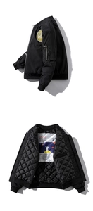 Details der MA-1 Bomberjacke mit NASA-Stickerei und schwarzem Steppfutter