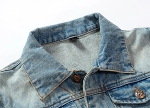 Detailaufnahme der hellblauen Jeansweste mit Kontrastnähten und Vintage-Bronzeknöpfen