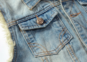 Schlanke hellblaue Jeansweste mit Used-Look und warmem weißem Lammfellimitat-Futter