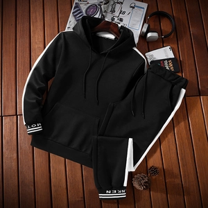 Survêtement noir pour homme avec rayures blanches latérales et sweat à capuche sur bois