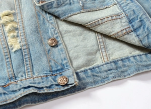 Hellblaue schmal geschnittene Jeansweste für Herren mit Löchern und Metallknöpfen