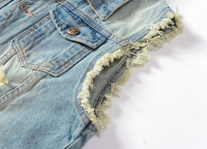 Schmal geschnittene hellblaue Jeansweste für Herren mit Used-Look und Fransenkante