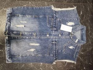 Detailansicht der Jeansweste mit Used-Look, ausgefransten Kanten und Vintage-Waschung