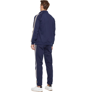 Détail du survêtement bleu marine avec bandes contrastées sur la veste et le pantalon
