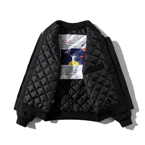 Unisex schwarze MA1 Bomberjacke mit dickem Steppfutter und Astronauten-Etikett innen