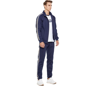 Détail d'un survêtement bleu marine avec bandes latérales blanches et dorées et col zippé