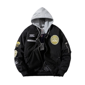 Schwarze MA1 Fliegerjacke mit grauer Kapuze und bestickten Militär-Aufnähern