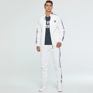 Détail d'un ensemble sport blanc pour homme avec rayures latérales et veste zippée