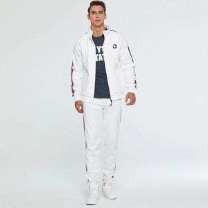 Détail du survêtement blanc pour homme avec bandes rouges et bleues et col zippé