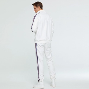 Vue arrière du survêtement blanc pour hommes avec bandes latérales bleu-rouge aux manches