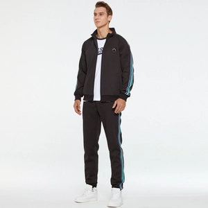 Détail du survêtement noir pour homme avec bandes contrastées et veste à col montant
