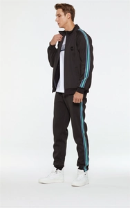 Vue de profil du survêtement noir pour homme avec des bandes latérales tricolores