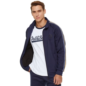 Détail de la veste de sport bleu marine avec bandes contrastées sur les manches