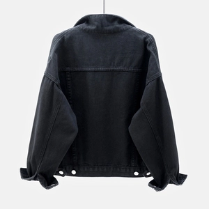 Πίσω όψη του μαύρου oversized τζιν μπουφάν με πεσμένους ώμους και μεταλλικές λεπτομέρειες