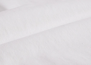 Dettaglio macro del tessuto denim bianco ad alta densità con trama a saia visibile