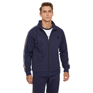 Détail de la veste de survêtement bleu marine avec bandes rayées tricolores sur les manches