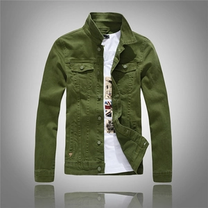 Dettaglio giacca di jeans utility verde militare con tasche e logo in metallo