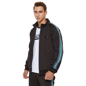 Détail de la veste de sport noire avec bandes bleu-vert sur les manches et fermeture