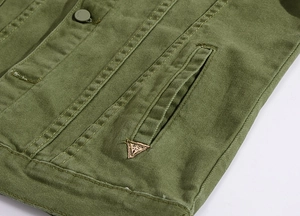 Dettaglio della giacca denim verde militare con bottone in metallo e logo triangolare