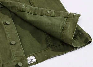 Dettaglio macro della giacca di jeans verde militare in cotone pesante con bottoni