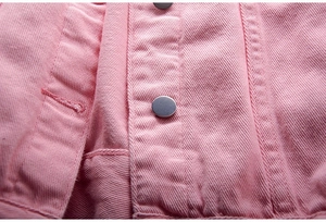 Λεπτομέρεια ροζ τζιν μπουφάν με ύφασμα twill υψηλής ποιότητας και ασημένιο κουμπί