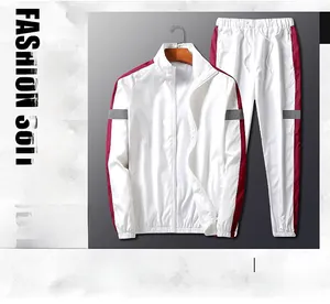Détail de l'ensemble veste de sport blanche avec rayures rouges et patchs réfléchissants