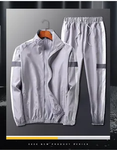 Détail d'un survêtement de sport coupe-vent gris clair avec veste zippée et poignets élastiques
