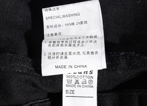 Primo piano dell'etichetta di lavaggio e della taglia all'interno di una giacca di jeans