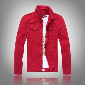 Dettaglio giacca di jeans rossa con bottoni metallici e tasche su tessuto twill di cotone