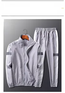 Vue de face de l'ensemble de sport gris clair avec bandes latérales blanches