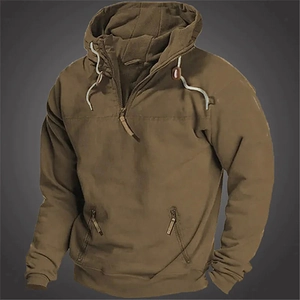 Vue détaillée du sweat à capuche kaki avec col à demi-zip et poches zippées latérales
