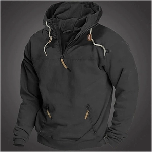 Détail du sweat à capuche noir pour homme avec col zippé et cordons de serrage tissés