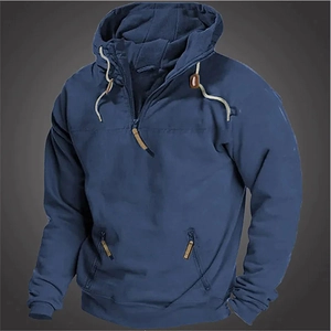 Détail du sweat à capuche bleu marine avec col zippé et cordons de serrage blancs