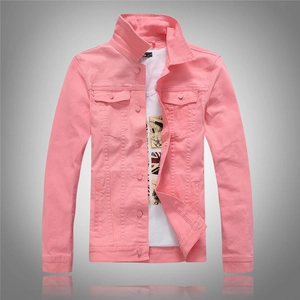 Dettagli di una giacca di jeans rosa slim fit con bottoni metallici e taschini sul petto
