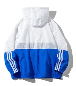 Détail de la veste en soie glacée bleu et blanc avec poignets élastiques et rayures