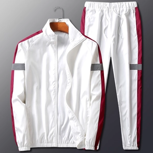 Survêtement blanc réfléchissant avec veste zippée et bandes latérales bordeaux élégantes