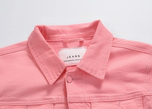Dettaglio del colletto della giacca di jeans rosa con cuciture e bottone JEANS