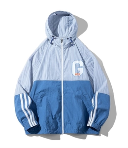 Détail d'une veste d'été bicolore en soie glacée avec imprimé G 007 et poignets rayés