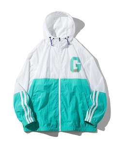 Détail de la veste en soie glacée à capuche blanc et vert avec des rayures sur les manches