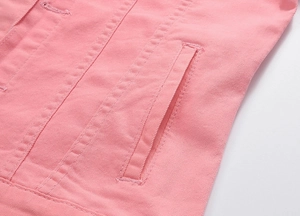 Dettaglio della giacca in denim rosa con trama saia e cuciture della tasca laterale