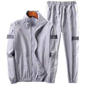 Ensemble veste de sport réfléchissante gris clair et pantalon avec empiècements blancs