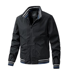 Giacca bomber da uomo nera slim fit leggera con colletto e polsini a costine a righe