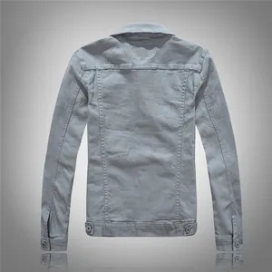 Vista posteriore della giacca di jeans grigio chiaro con carrè e orlo regolabile
