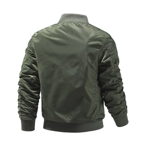 Vista posteriore del bomber MA-1 verde oliva con colletto a costine e maniche arricciate