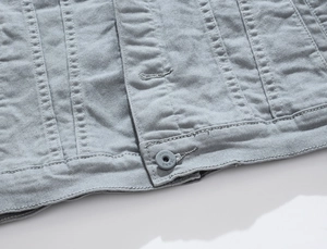 Dettaglio dell'orlo e dell'abbottonatura in denim con bottoni in metallo jeans