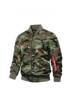 Détail du blouson aviateur camouflage avec étiquette rouge signature sur la poche du bras