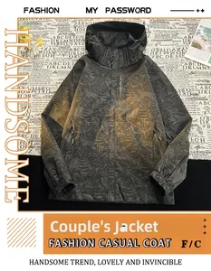 Dettaglio della giacca a vento outdoor con cappuccio e motivo mimetico foglia verde