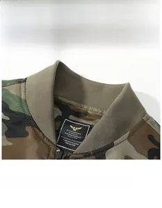 Détail du col en tricot côtelé et motif camouflage sur la veste de pilote MA1 homme