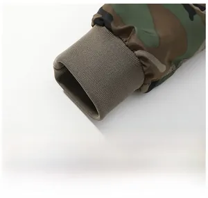 Détail des poignets élastiques côtelés sur une veste de vol camouflage coupe-vent